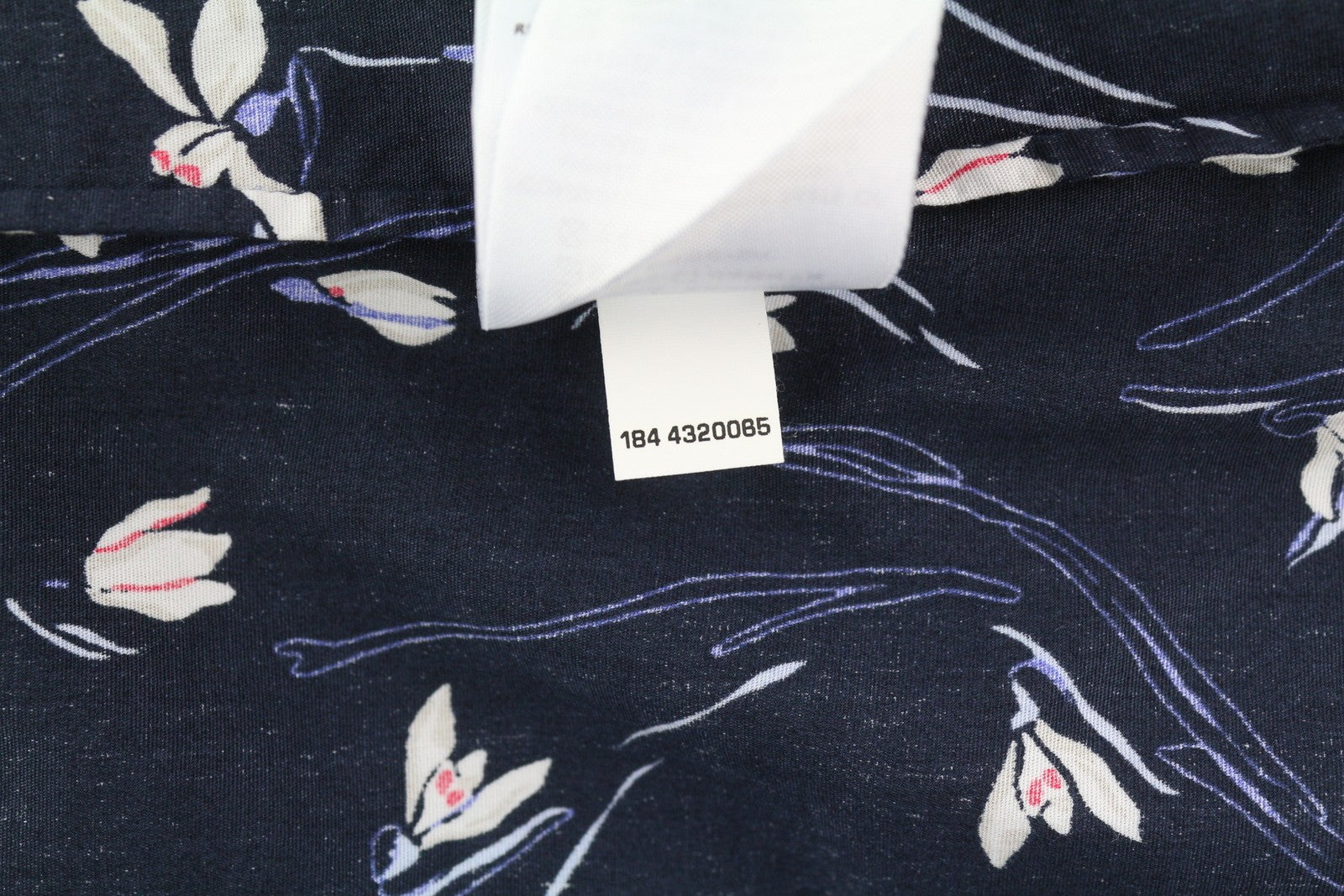 GANT „Snowdrop“ moteriški marškinėliai, 34 dydžio, tamsiai mėlyni, gėlėto rašto, su sagomis ir platėjančia apykakle. 