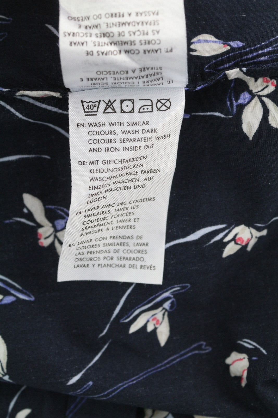 GANT „Snowdrop“ moteriški marškinėliai, 34 dydžio, tamsiai mėlyni, gėlėto rašto, su sagomis ir platėjančia apykakle. 