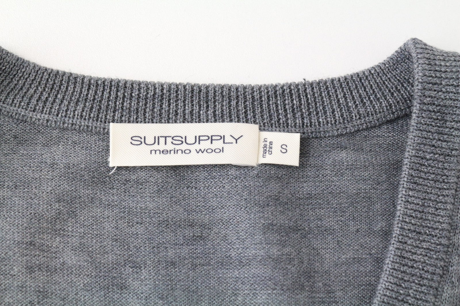 SUITSUPPLY vyriškas megztinis S formos V formos iškirpte iš merino vilnos, plono mezgimo, pilkas melanžas 