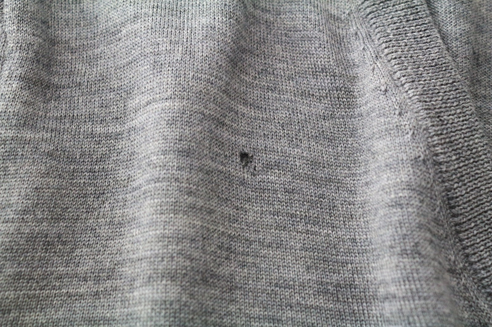 SUITSUPPLY vyriškas megztinis S formos V formos iškirpte iš merino vilnos, plono mezgimo, pilkas melanžas 