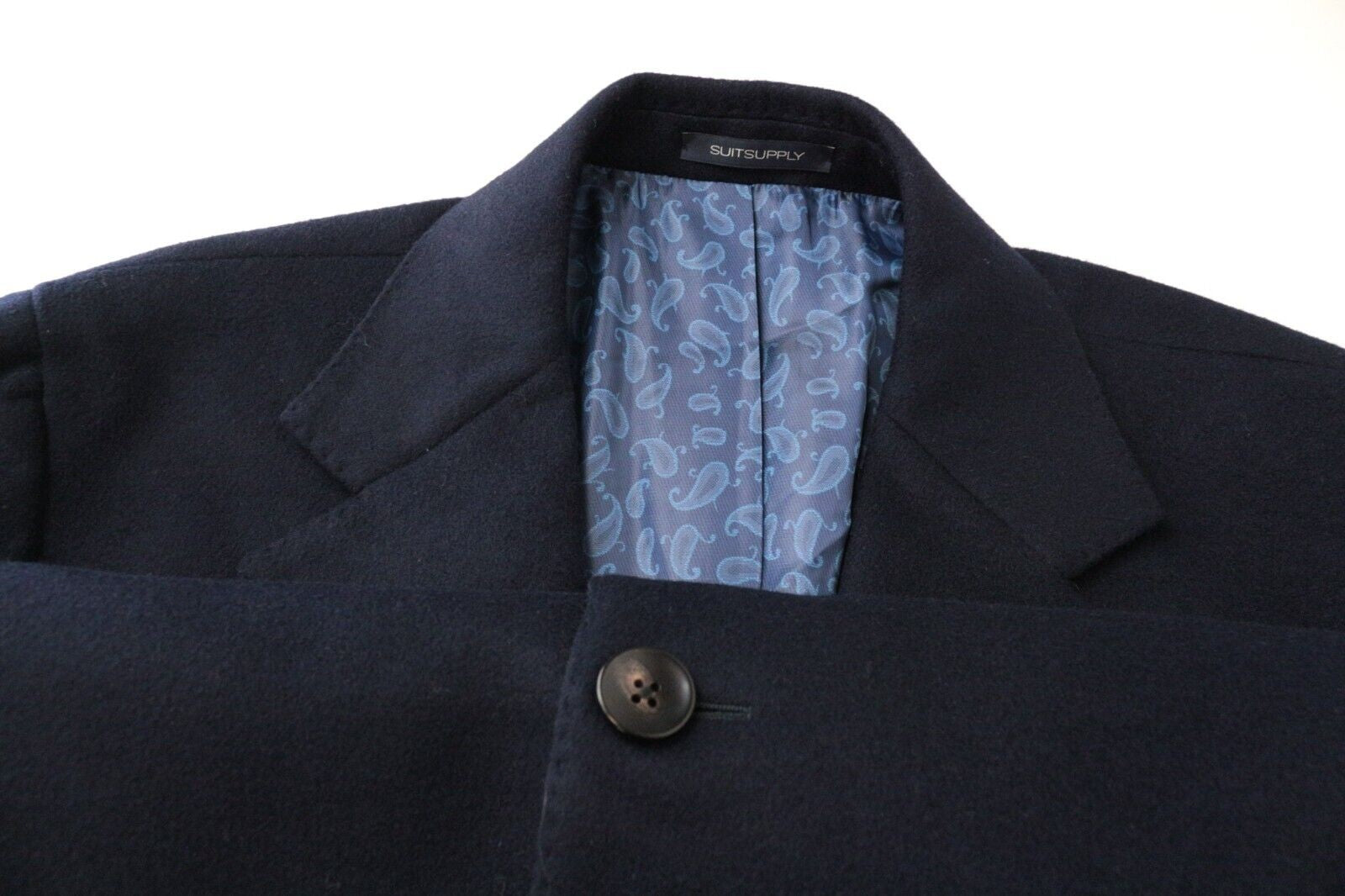 „SUITSUPPLY Vicenza“ vyriškas paltas, UK48R, tamsiai mėlynas, vilnonis, su viena saga priekyje užsegama atlapo išpjova. 