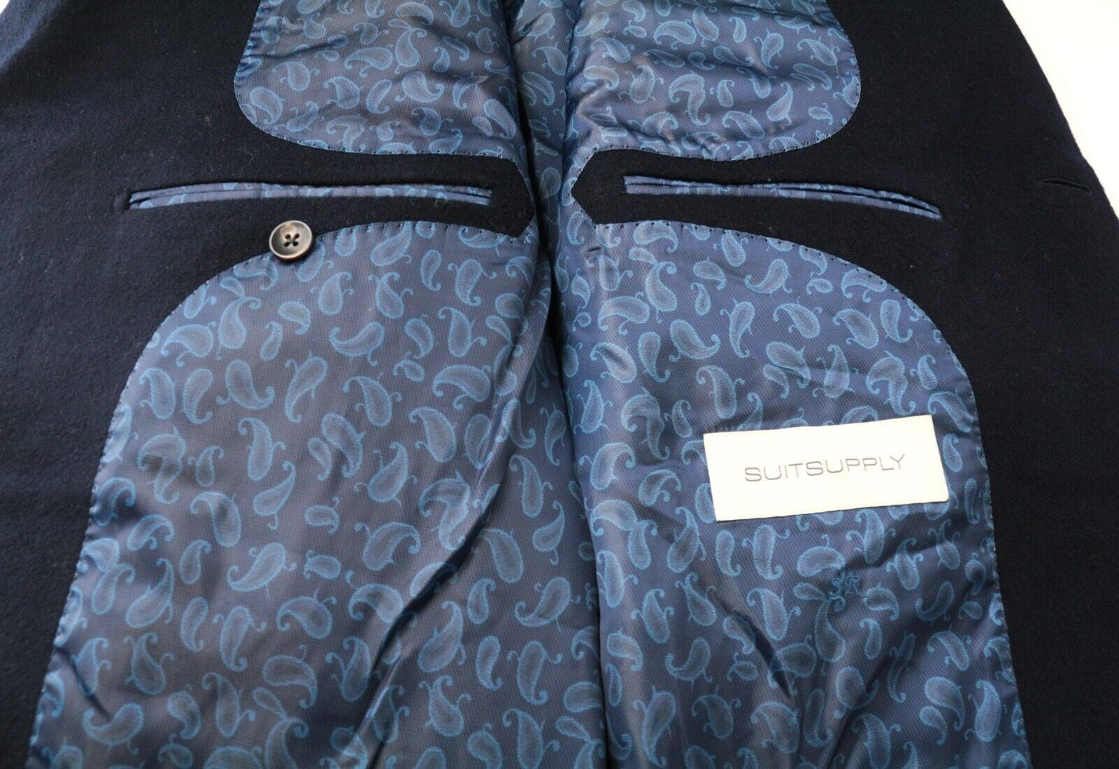 „SUITSUPPLY Vicenza“ vyriškas paltas, UK48R, tamsiai mėlynas, vilnonis, su viena saga priekyje užsegama atlapo išpjova. 