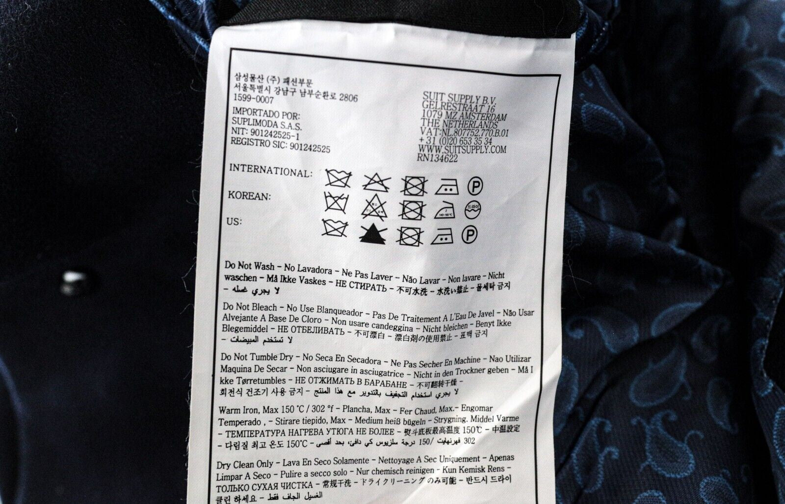 „SUITSUPPLY Vicenza“ vyriškas paltas, UK48R, tamsiai mėlynas, vilnonis, su viena saga priekyje užsegama atlapo išpjova. 