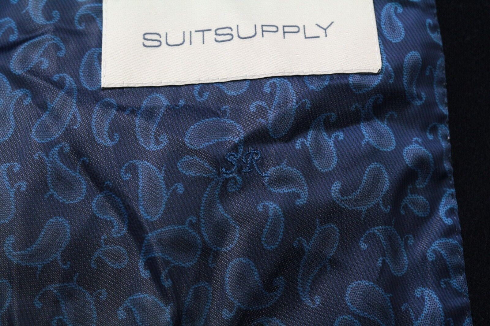 „SUITSUPPLY Vicenza“ vyriškas paltas, UK48R, tamsiai mėlynas, vilnonis, su viena saga priekyje užsegama atlapo išpjova. 
