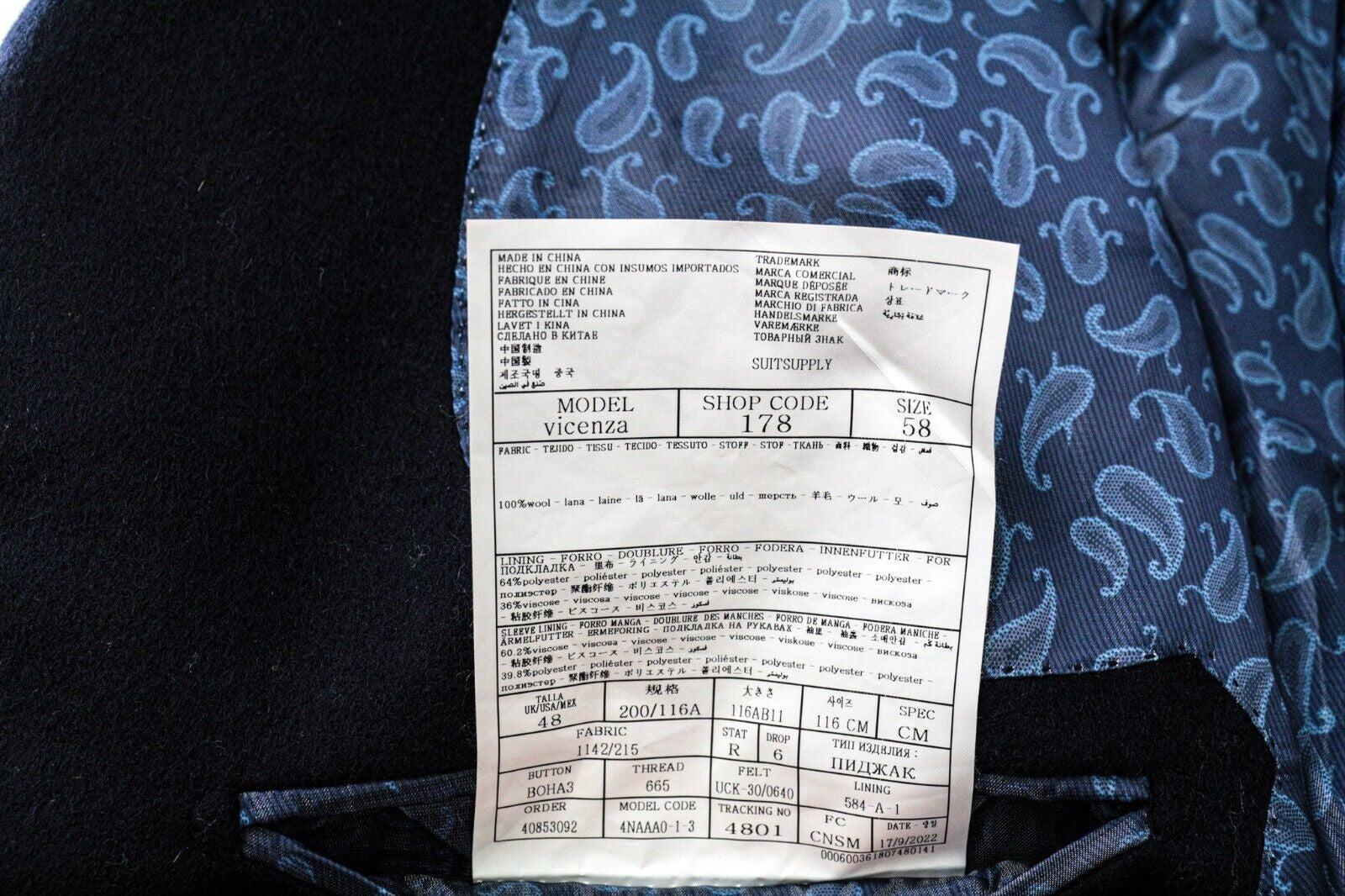 „SUITSUPPLY Vicenza“ vyriškas paltas, UK48R, tamsiai mėlynas, vilnonis, su viena saga priekyje užsegama atlapo išpjova. 