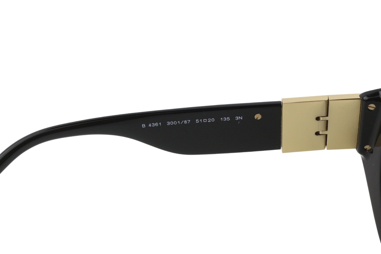 BURBERRY Sophia moteriški akiniai nuo saulės OS juodos spalvos su katės akių formos auksinėmis detalėmis, rekomenduojama kaina – 250 € 