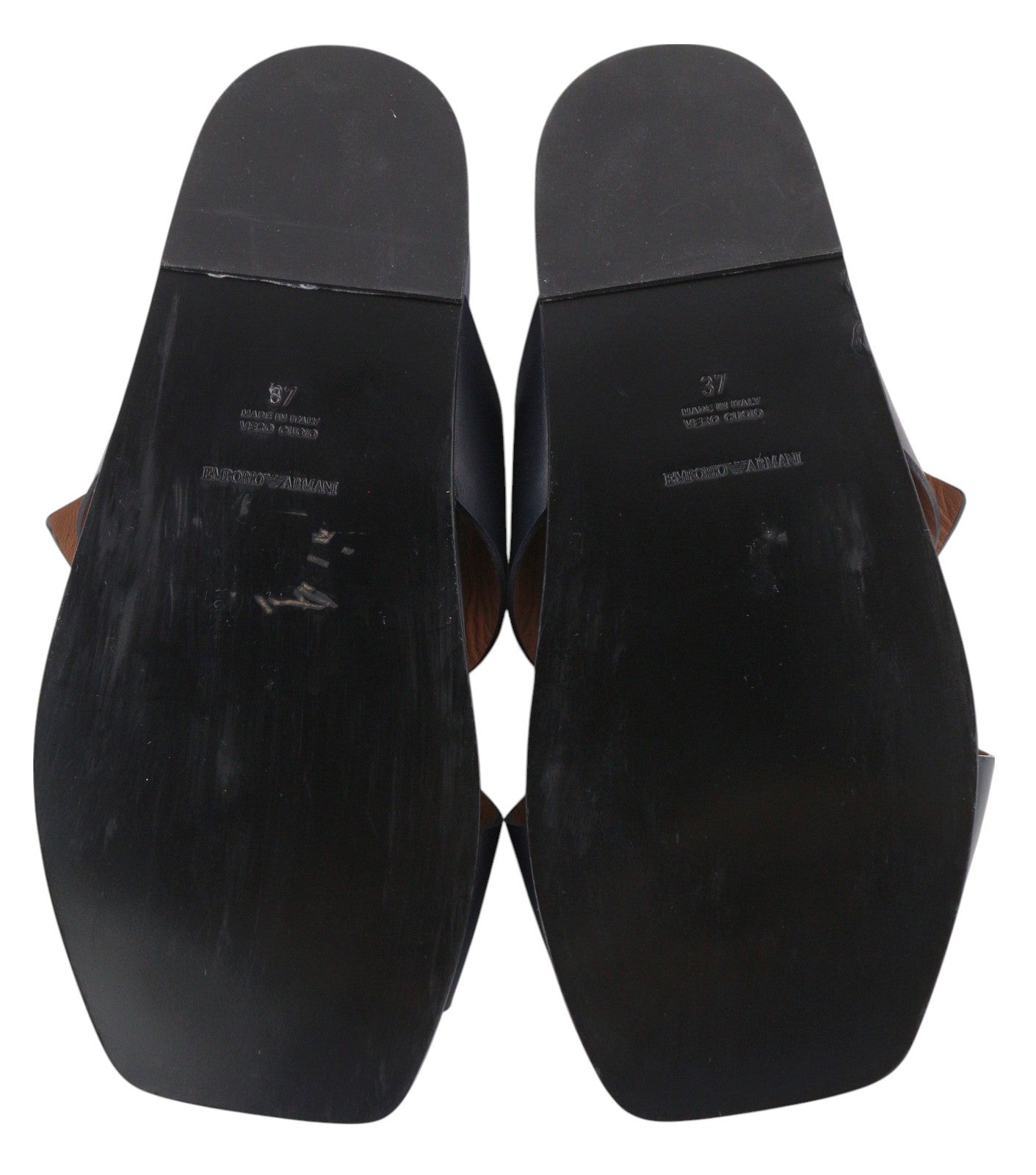 EMPORIO ARMANI moteriški bateliai su odiniais bateliais, 37 dydis, juodos spalvos, su šuns atspalvio detalėmis, užsegami atvira nosele. 