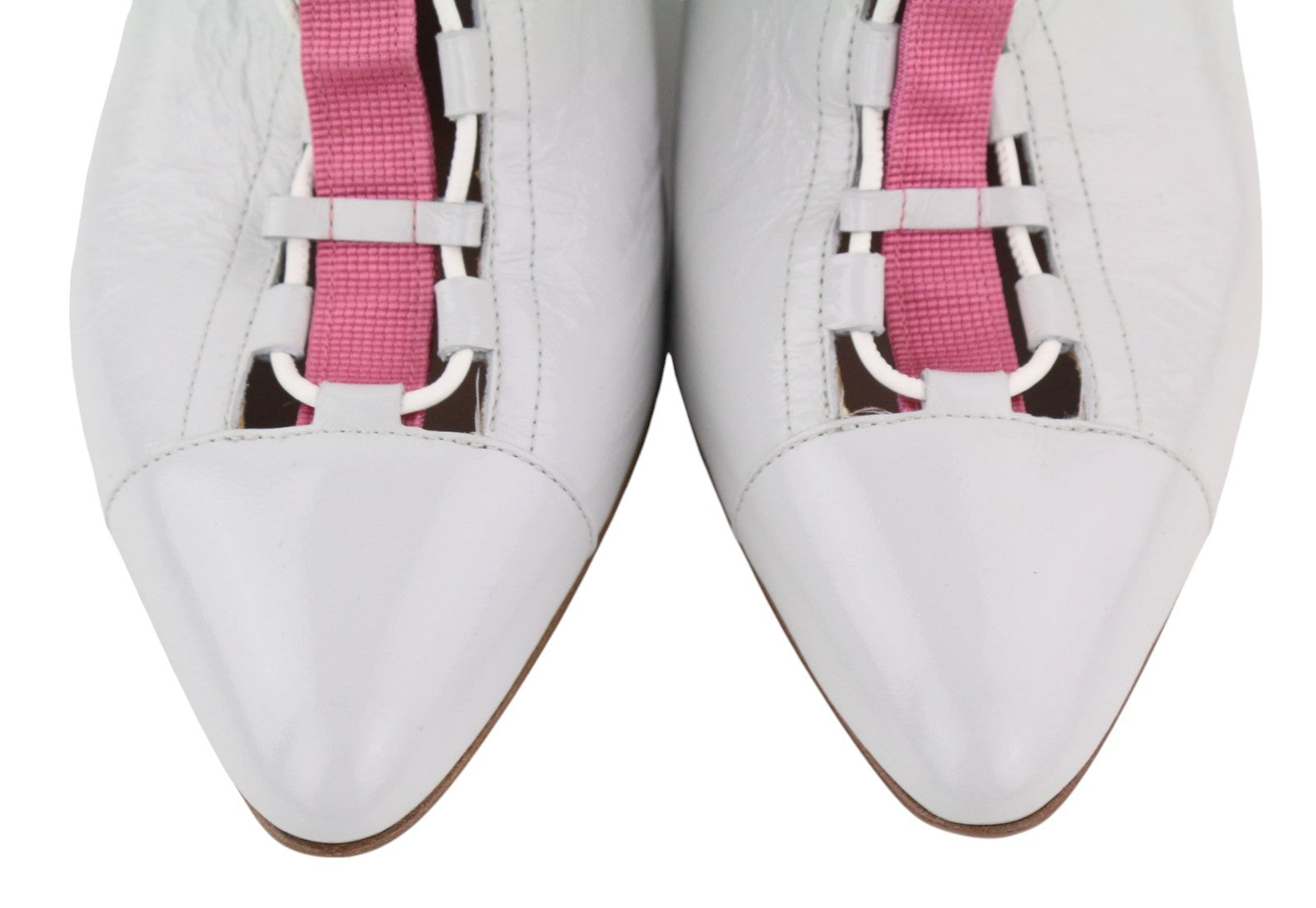 EMPORIO ARMANI X3R016 moteriški aukštakulniai, 37 dydžio, pilkos odos, su užsegamu dirželiu. Detalės. 