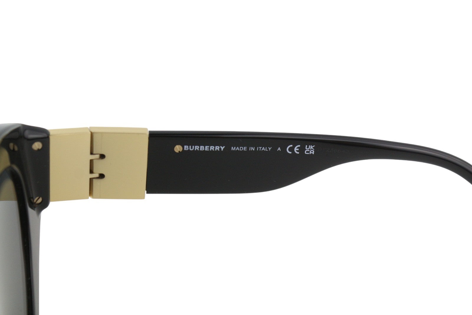 BURBERRY Sophia moteriški akiniai nuo saulės OS su juodu tonuotu katės akių formos auksiniu akcentu, rekomenduojama kaina – 250 € 