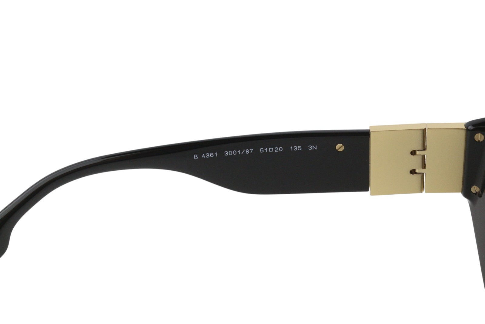 BURBERRY Sophia moteriški akiniai nuo saulės OS su juodu tonuotu katės akių formos auksiniu akcentu, rekomenduojama kaina – 250 € 