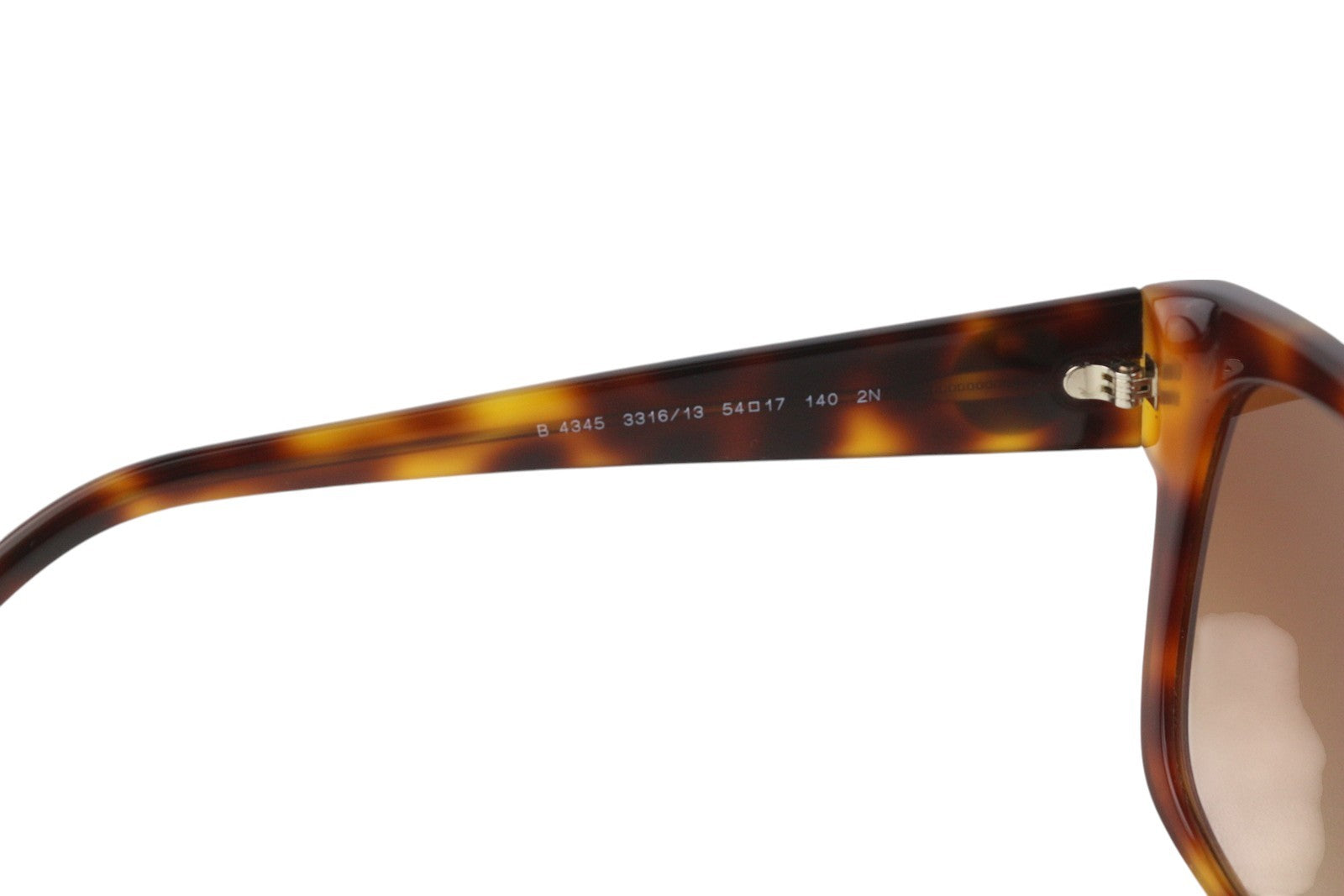 BURBERRY Ruth moteriški akiniai nuo saulės su rudais gyvūnų raštais, katės akių formos, tonuoti modeliai. Rekomenduojama kaina – 210 €. 