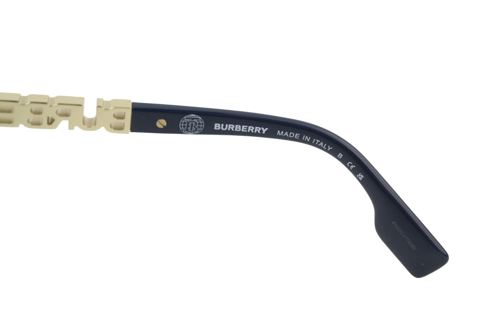 BURBERRY Marianne moteriški akiniai nuo saulės OS su juodu tonuotu katės akių formos auksiniu akcentu, rekomenduojama kaina – 366 € 