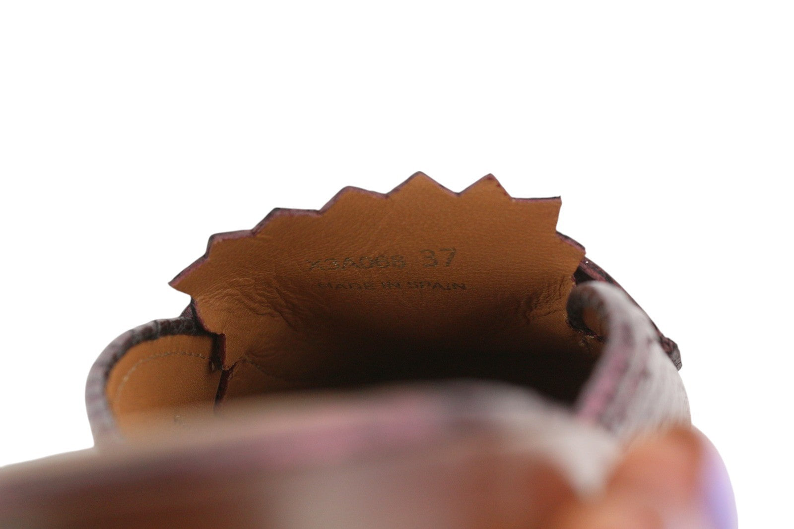 EMPORIO ARMANI X3A068 moteriški bateliai be kulno, 37 dydžio, violetinės odos, užsegamos basutės, blizgios. 