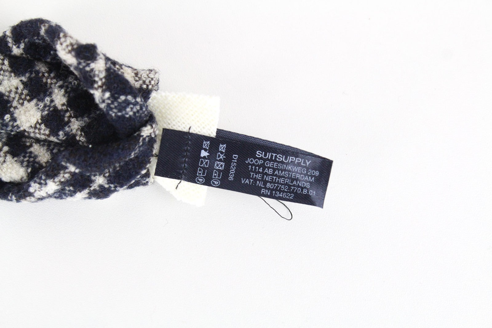 SUITSUPPLY vyriškas tamsiai mėlynas vilnos mišinio kaklaraištis ~150x8cm oficialus languotas smailiais galais 