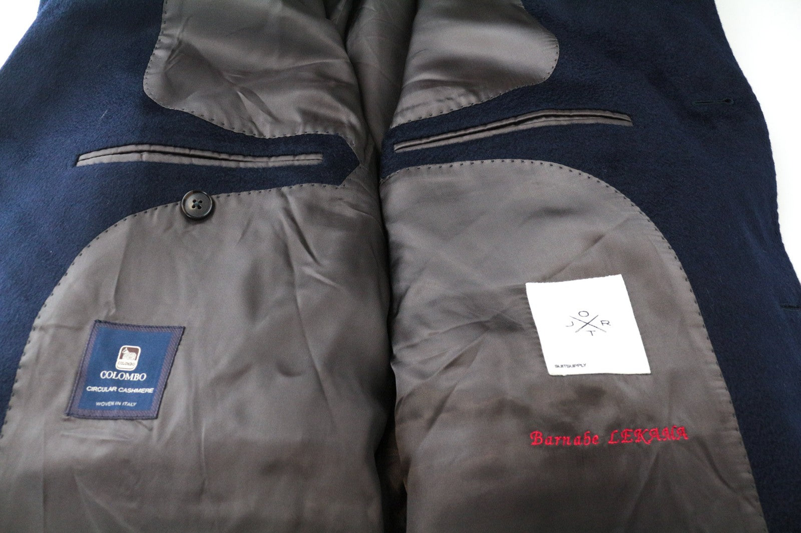 „SUITSUPPLY Vicenza“ vyriškas paltas, UK52S, tamsiai mėlynas, kašmyro, apvalus, vidutinio ilgio. 