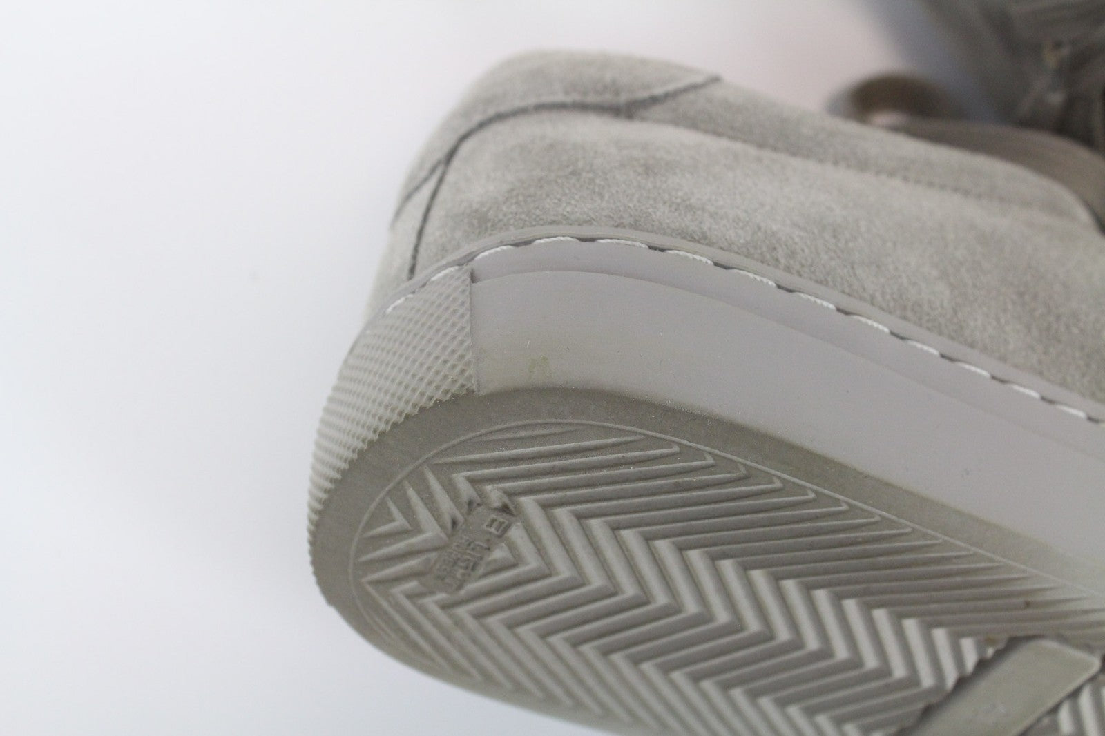 „SUITSUPPLY“ vyriški pilki zomšiniai EU41 suvarstomi žemakulniai sportbačiai kasdieniam avėjimui 