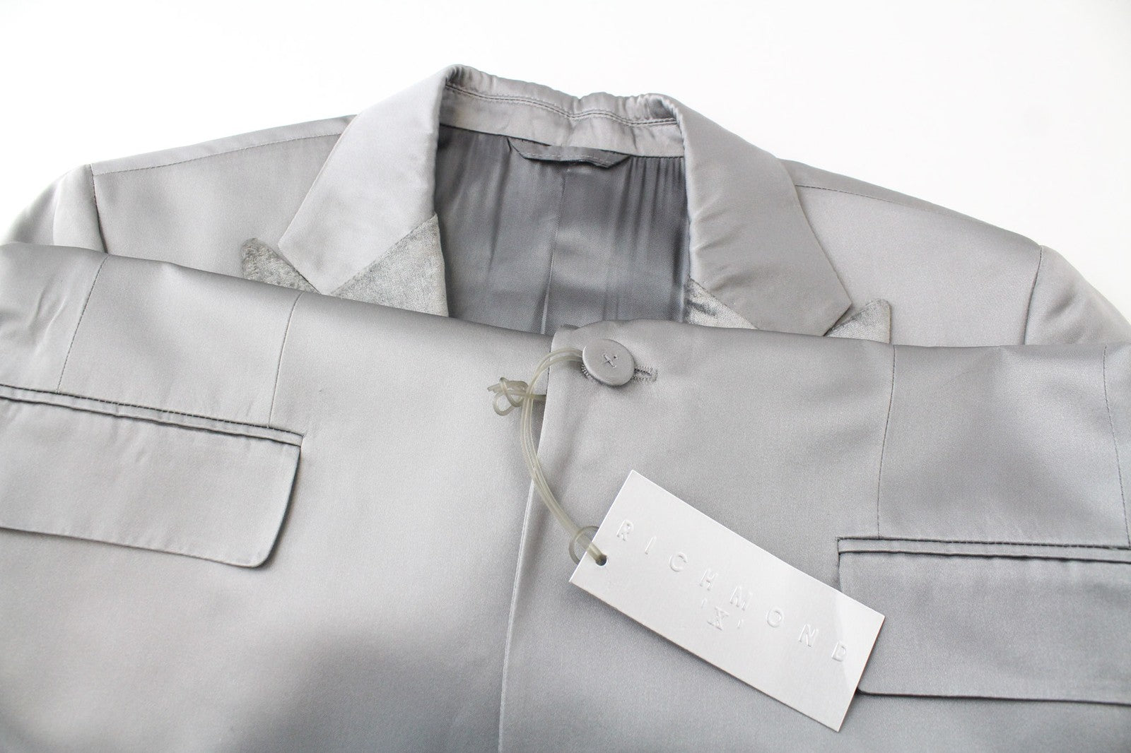 RICHMOND vyriškas pilkas sidabrinis smokingo švarkas su 48 smailiu atlapu ir pamušalu 