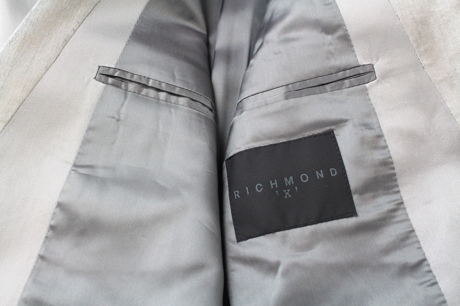 RICHMOND vyriškas pilkas sidabrinis smokingo švarkas su 48 smailiu atlapu ir pamušalu 