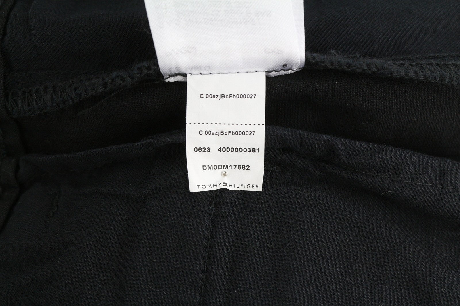 TOMMY HILFIGER Aiden Baggy Cargo vyriškos kelnės W30/L32 juodos su užlopytomis kišenėmis, rekomenduojama kaina – 149 € 