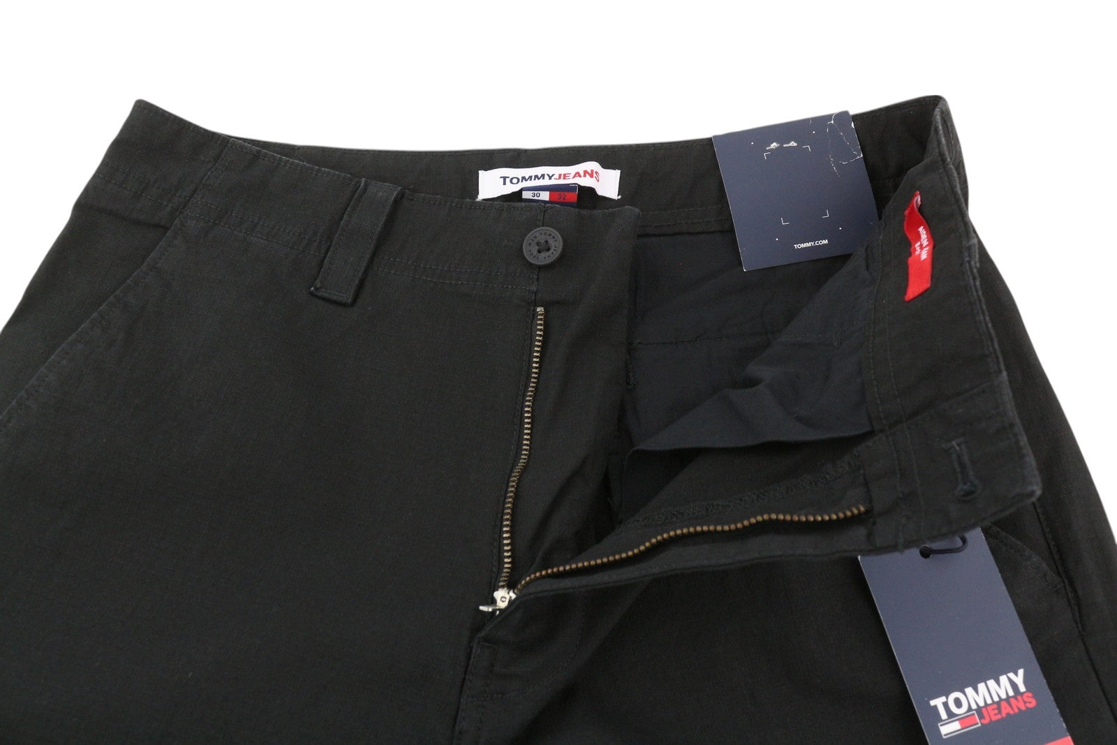 TOMMY HILFIGER Aiden Baggy Cargo vyriškos kelnės W30/L32 juodos su užlopytomis kišenėmis, rekomenduojama kaina – 149 € 