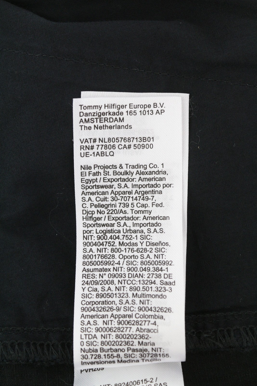 TOMMY HILFIGER Aiden Baggy Cargo vyriškos kelnės W30/L32 juodos su užlopytomis kišenėmis, rekomenduojama kaina – 149 € 