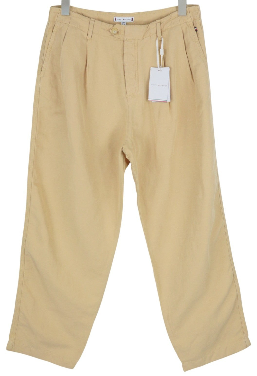 TOMMY HILFIGER moteriškos kelnės, 40 dydžio, rudos, lininio mišinio, platėjančiomis klešnėmis, klostuotos. Rekomenduojama mažmeninė kaina – 196 €. 