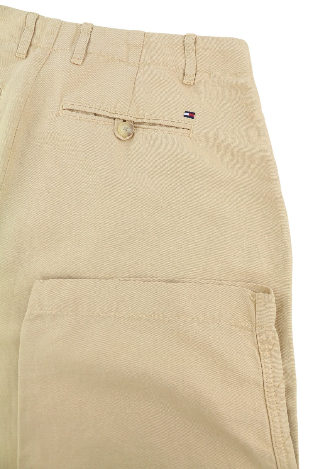 TOMMY HILFIGER moteriškos kelnės, 40 dydžio, rudos, lininio mišinio, platėjančiomis klešnėmis, klostuotos. Rekomenduojama mažmeninė kaina – 196 €. 