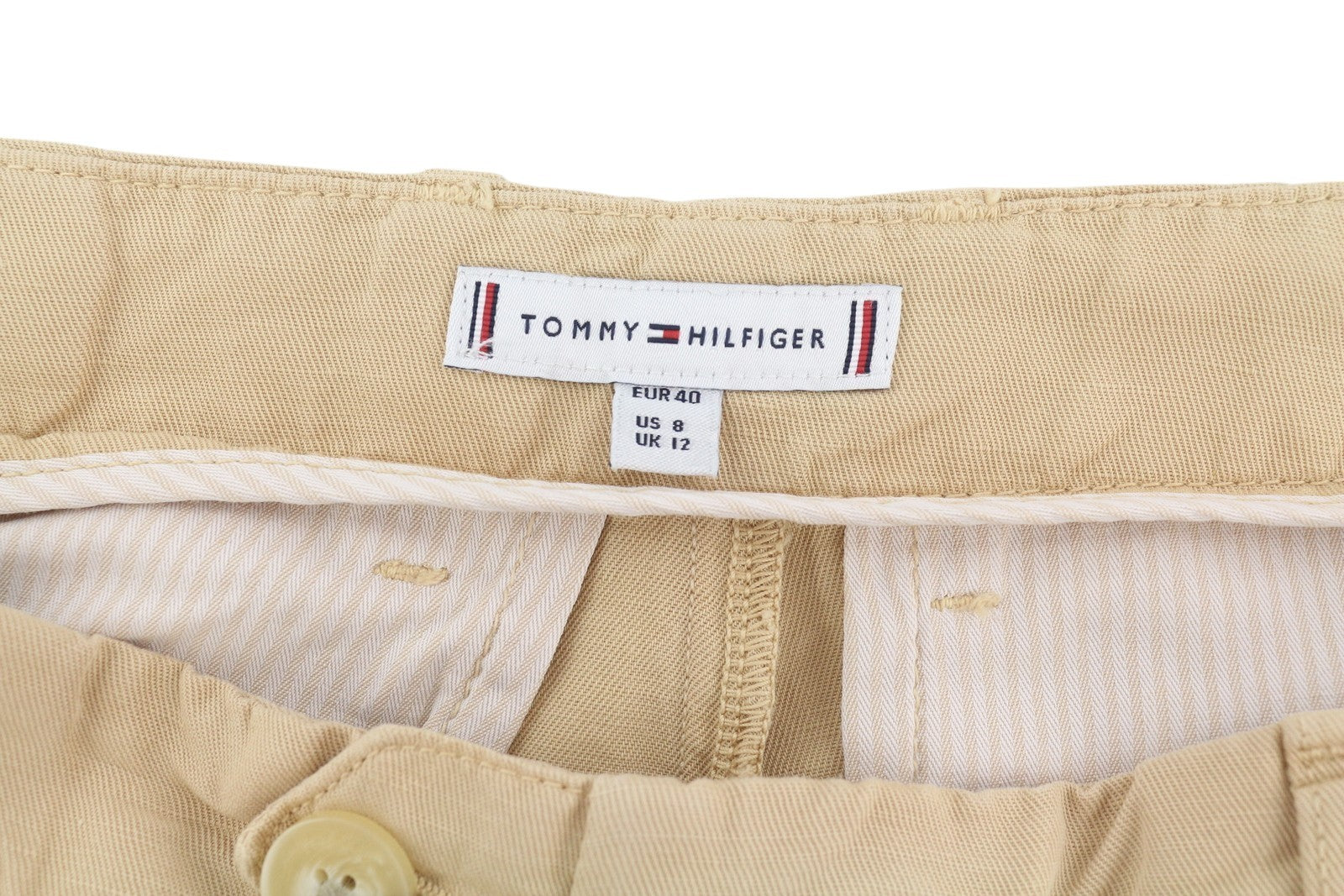 TOMMY HILFIGER moteriškos kelnės, 40 dydžio, rudos, lininio mišinio, platėjančiomis klešnėmis, klostuotos. Rekomenduojama mažmeninė kaina – 196 €. 