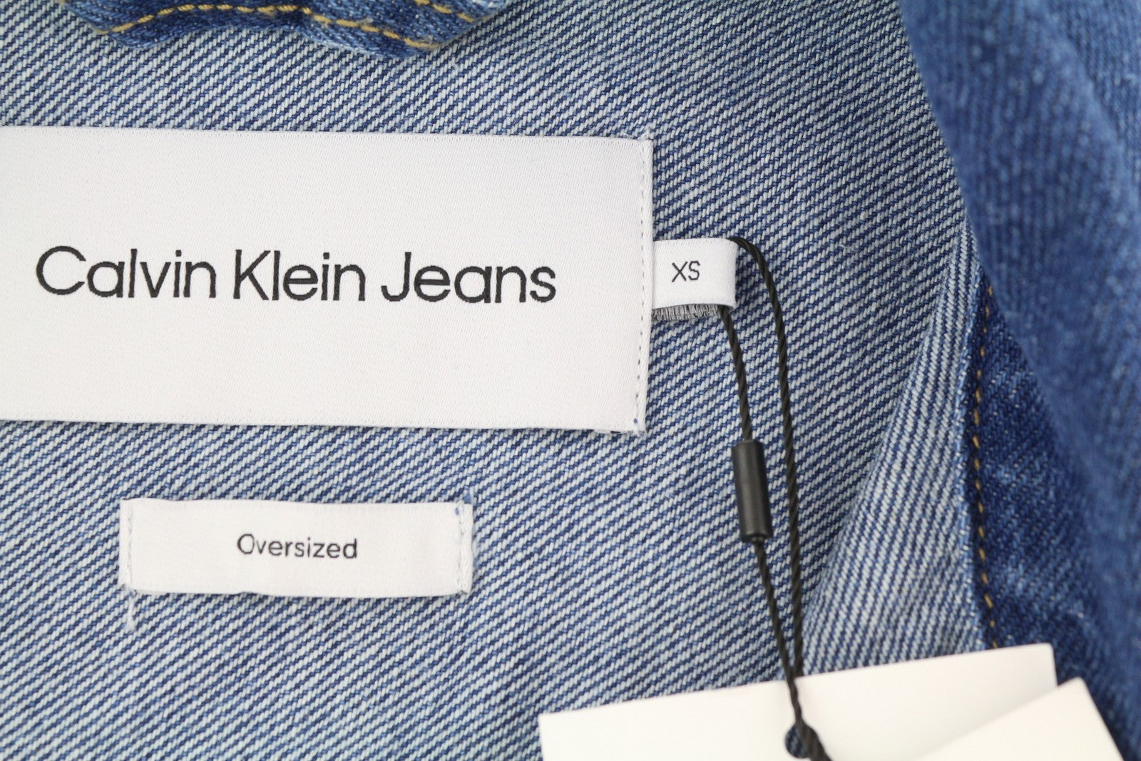 CALVIN KLEIN vyriška striukė XS, džinso mėlyna, su dideliais sunkvežimio snapeliais, rekomenduojama kaina – 119 € 