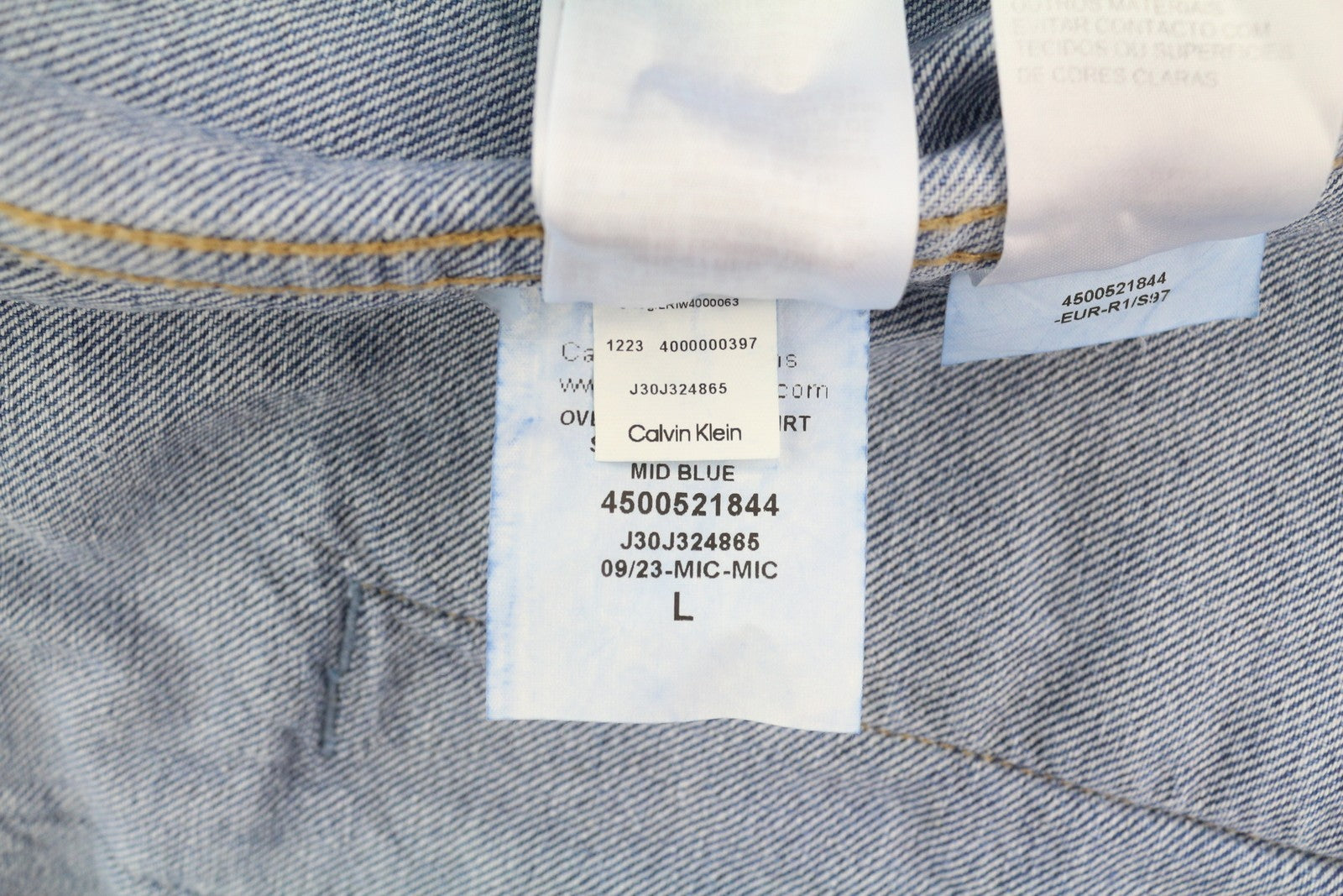 CALVIN KLEIN vyriška striukė L džinso mėlyna su dideliu sunkvežimio modeliu ir spaudėmis. Rekomenduojama kaina – 119 €. 