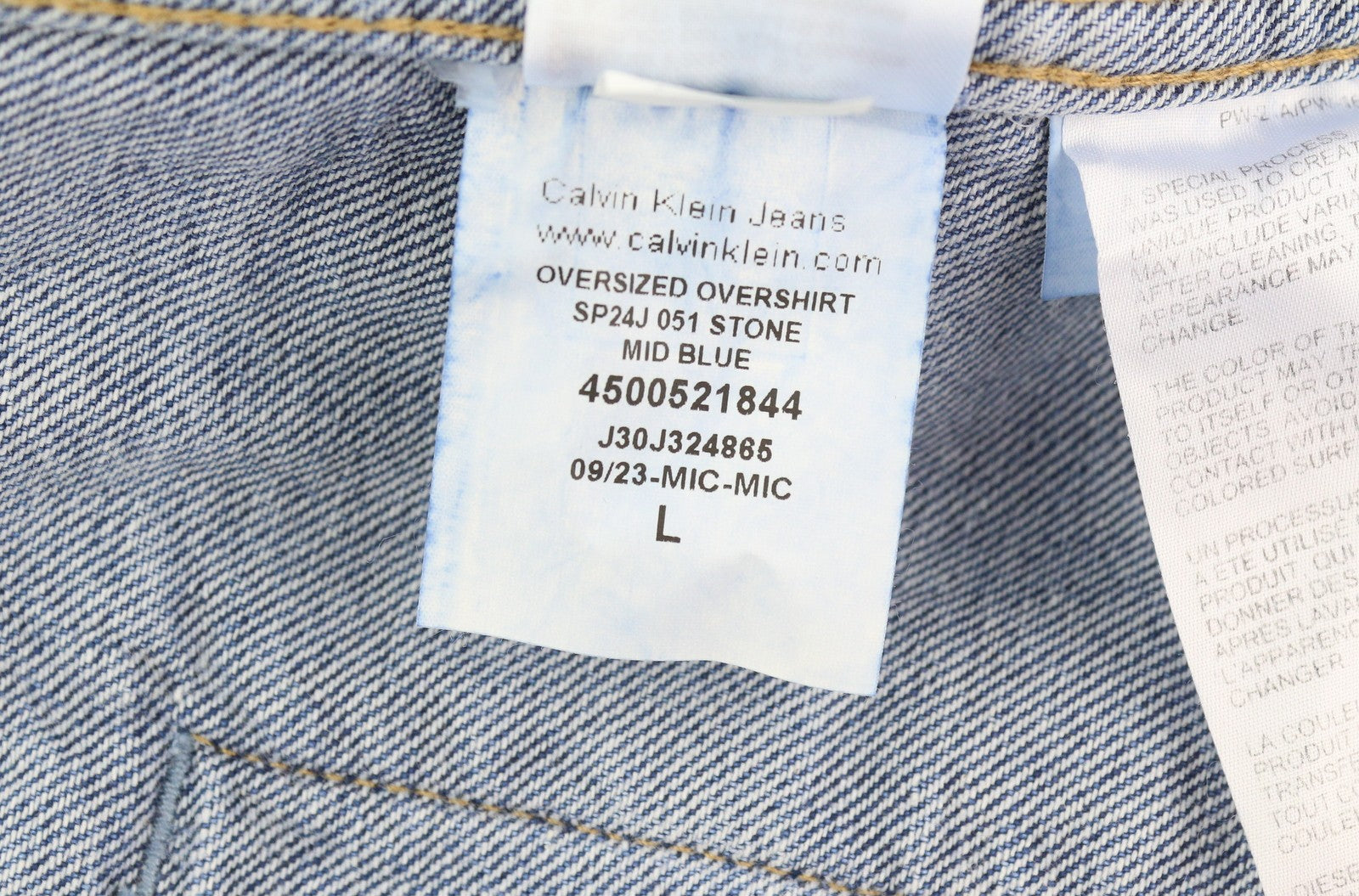 CALVIN KLEIN vyriška striukė L džinso mėlyna su dideliu sunkvežimio modeliu ir spaudėmis. Rekomenduojama kaina – 119 €. 