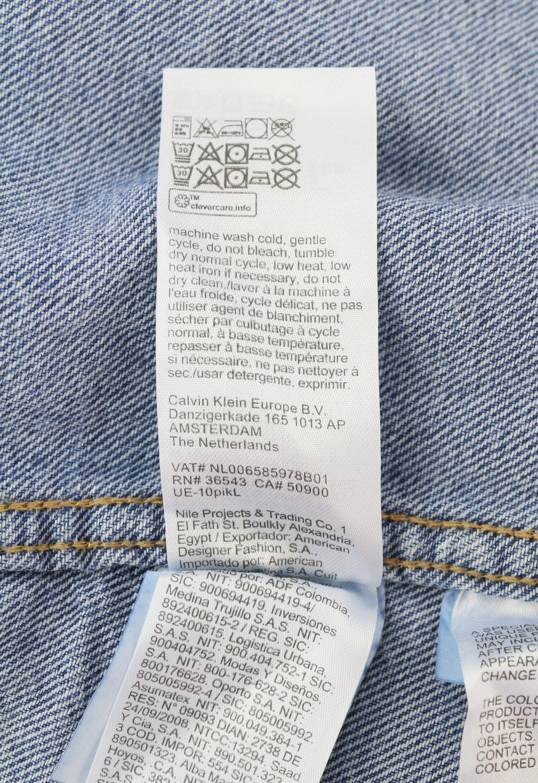 CALVIN KLEIN vyriška striukė L džinso mėlyna su dideliu sunkvežimio modeliu ir spaudėmis. Rekomenduojama kaina – 119 €. 