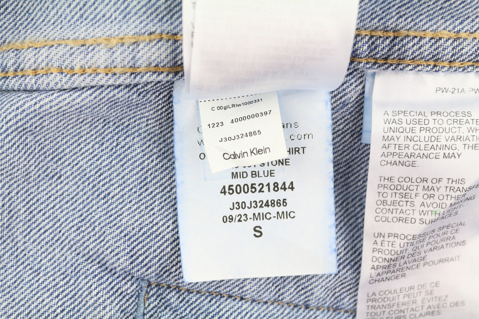 CALVIN KLEIN vyriška striukė S džinso mėlyna su dideliu sunkvežimio snapeliu, rekomenduojama kaina – 119 € 