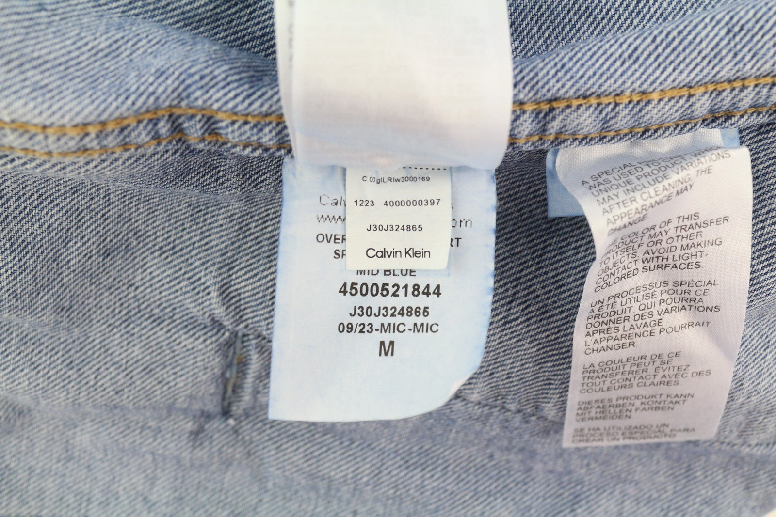 CALVIN KLEIN vyriška džinsinio mėlynumo striukė su dideliu dydžiu ir sagomis, rekomenduojama kaina – 119 € 