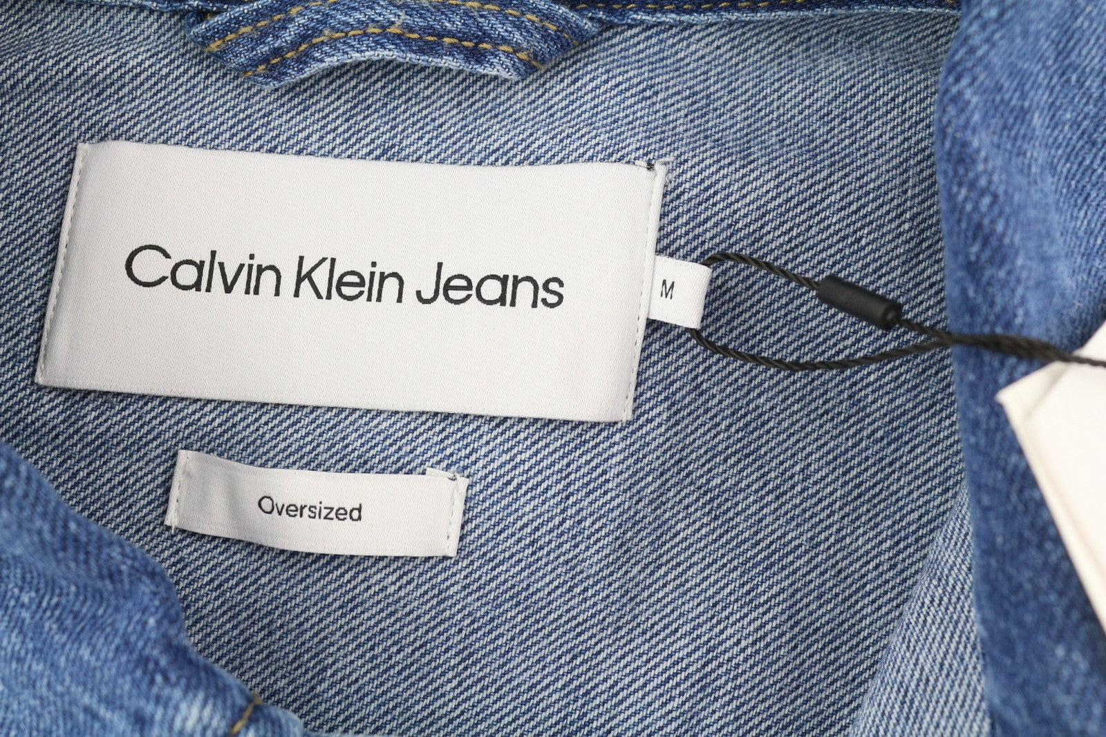 CALVIN KLEIN vyriška džinsinio mėlynumo striukė su dideliu dydžiu ir sagomis, rekomenduojama kaina – 119 € 