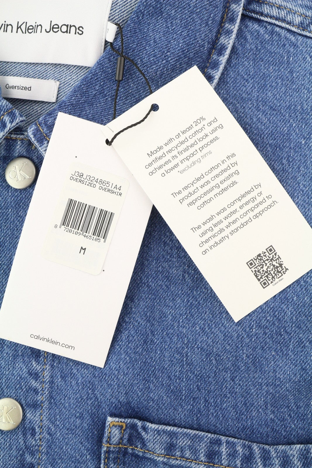 CALVIN KLEIN vyriška džinsinio mėlynumo striukė su dideliu dydžiu ir sagomis, rekomenduojama kaina – 119 € 