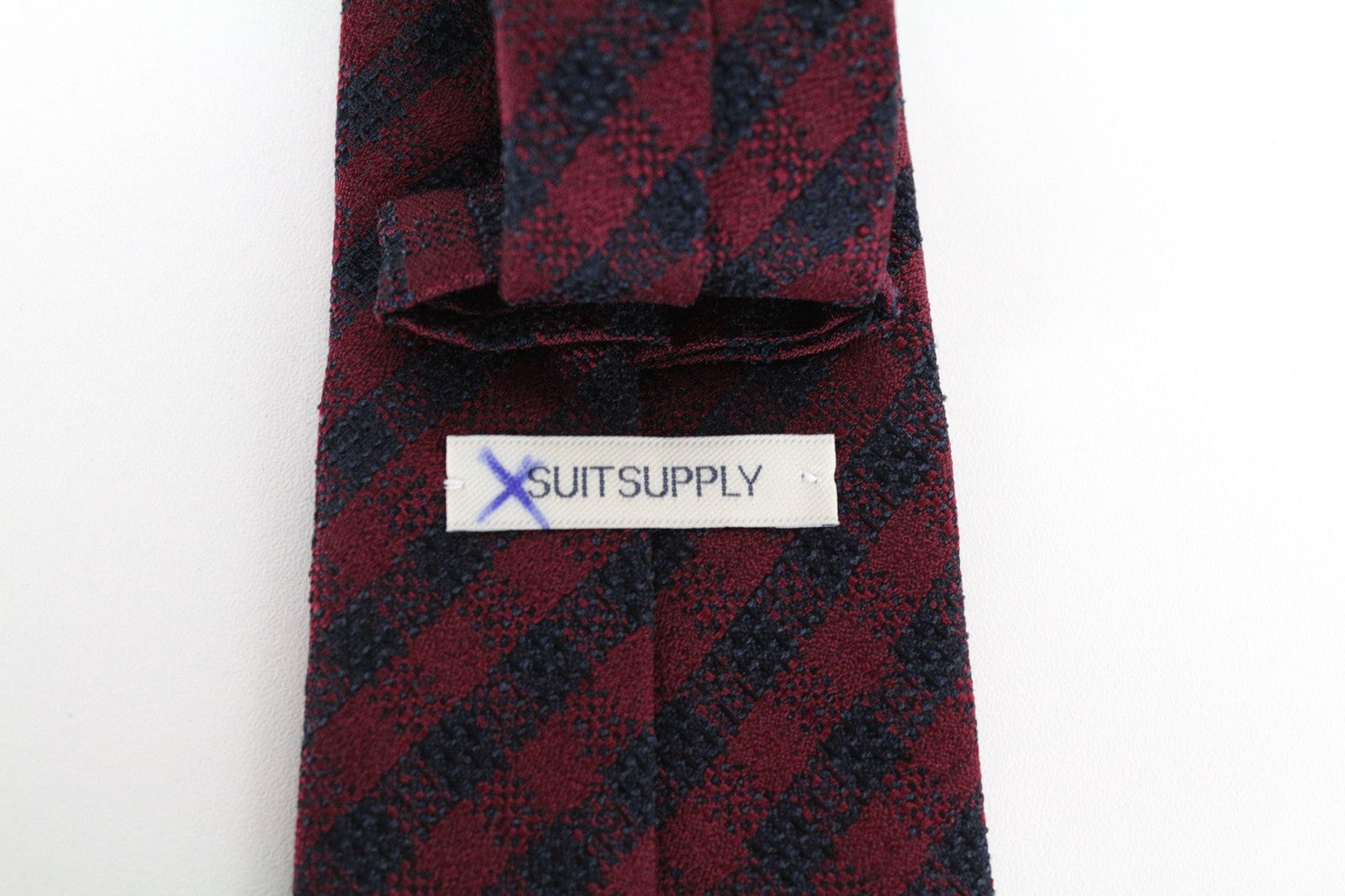 SUITSUPPLY vyriškas kaklaraištis ~150 x 8 cm raudonas gryno šilko smailiais languotais oficialiais galais 