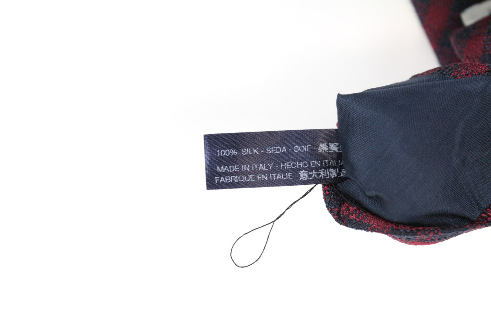 SUITSUPPLY vyriškas kaklaraištis ~150 x 8 cm raudonas gryno šilko smailiais languotais oficialiais galais 