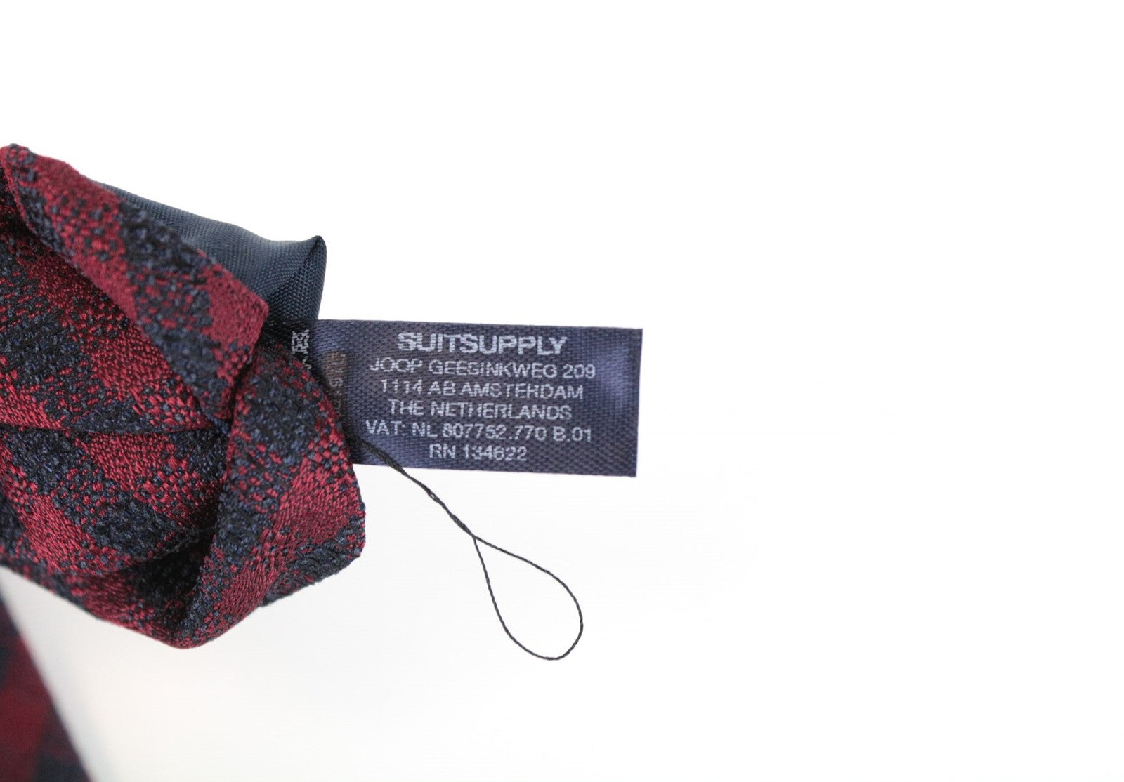 SUITSUPPLY vyriškas kaklaraištis ~150 x 8 cm raudonas gryno šilko smailiais languotais oficialiais galais 