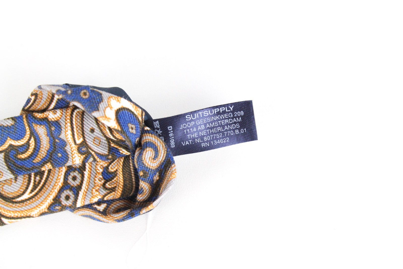 SUITSUPPLY vyriškas kaklaraištis ~150x8 mėlynai smėlio spalvos medvilninis šilkas, rytietiško rašto, elegantiškas 