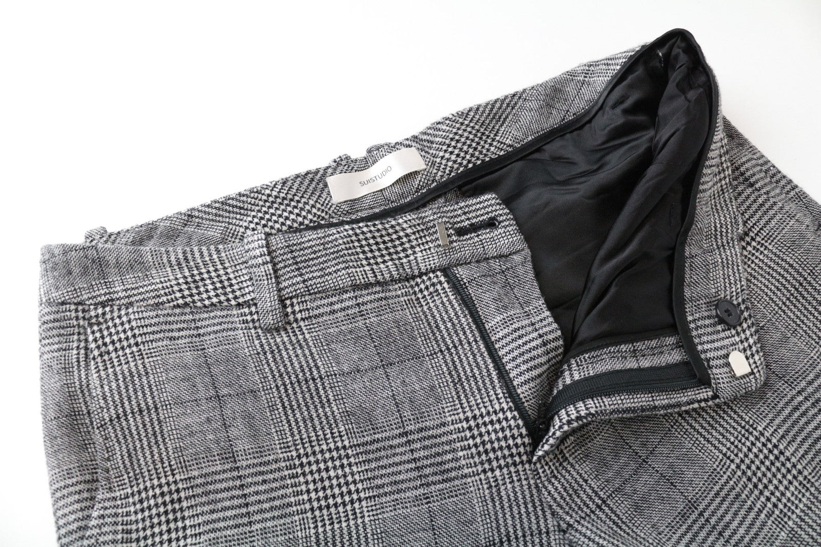 SUISTUDIO moteriškos kelnės su pilkais languotais raštais (UK10S) su plonomis vilnos, šilko ir lino mišinio raštu. 