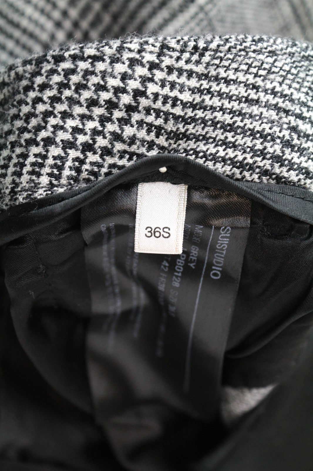 SUISTUDIO moteriškos kelnės su pilkais languotais raštais (UK10S) su plonomis vilnos, šilko ir lino mišinio raštu. 