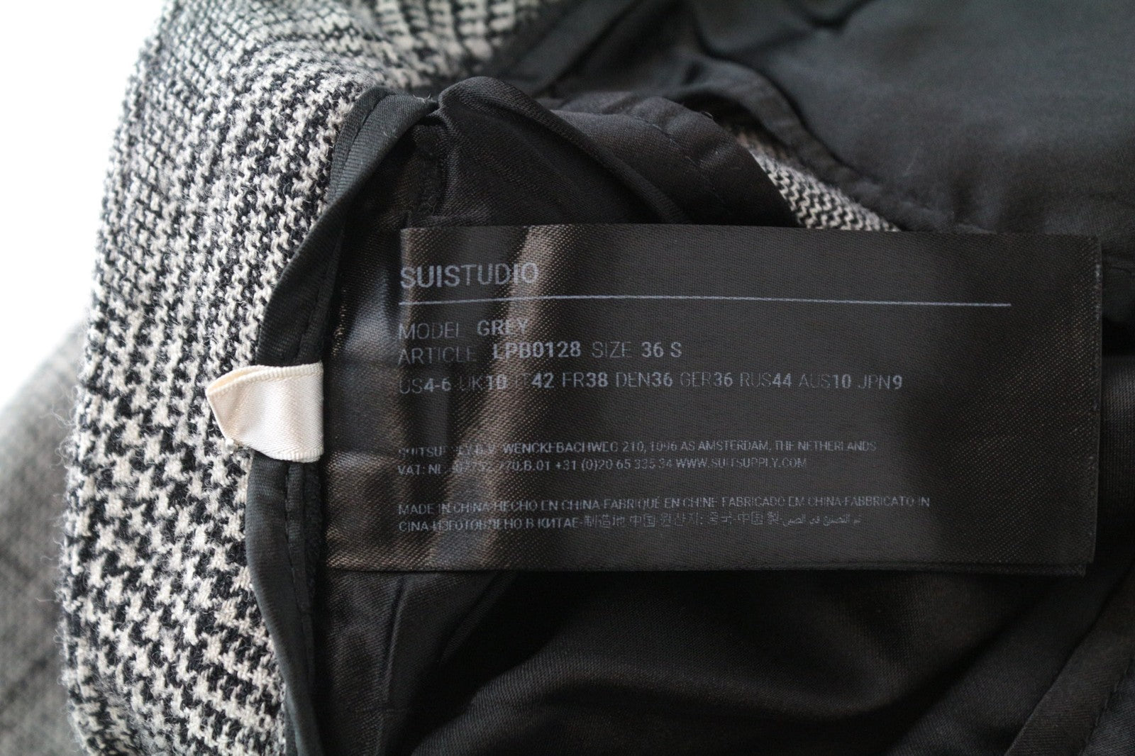 SUISTUDIO moteriškos kelnės su pilkais languotais raštais (UK10S) su plonomis vilnos, šilko ir lino mišinio raštu. 