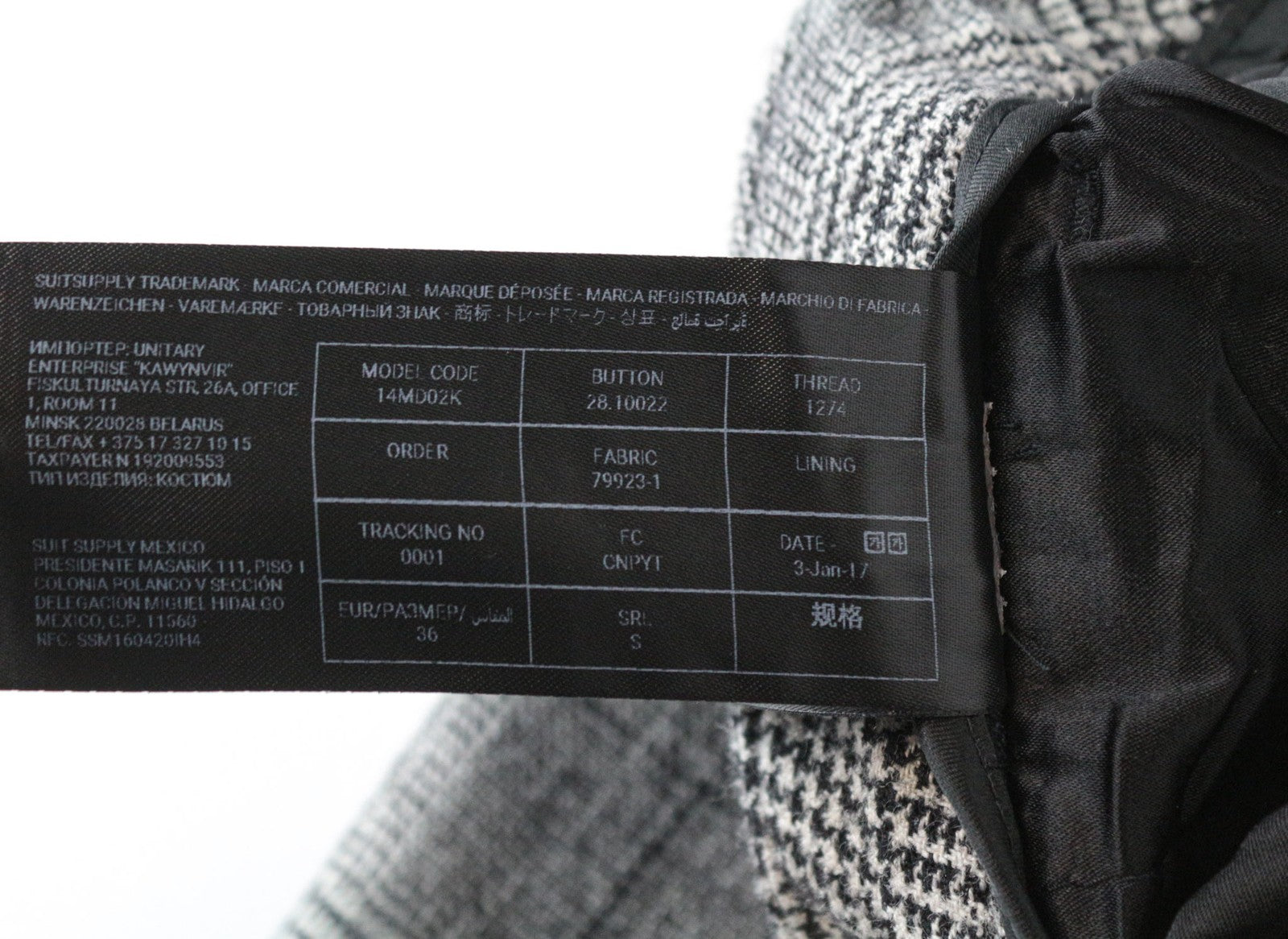 SUISTUDIO moteriškos kelnės su pilkais languotais raštais (UK10S) su plonomis vilnos, šilko ir lino mišinio raštu. 