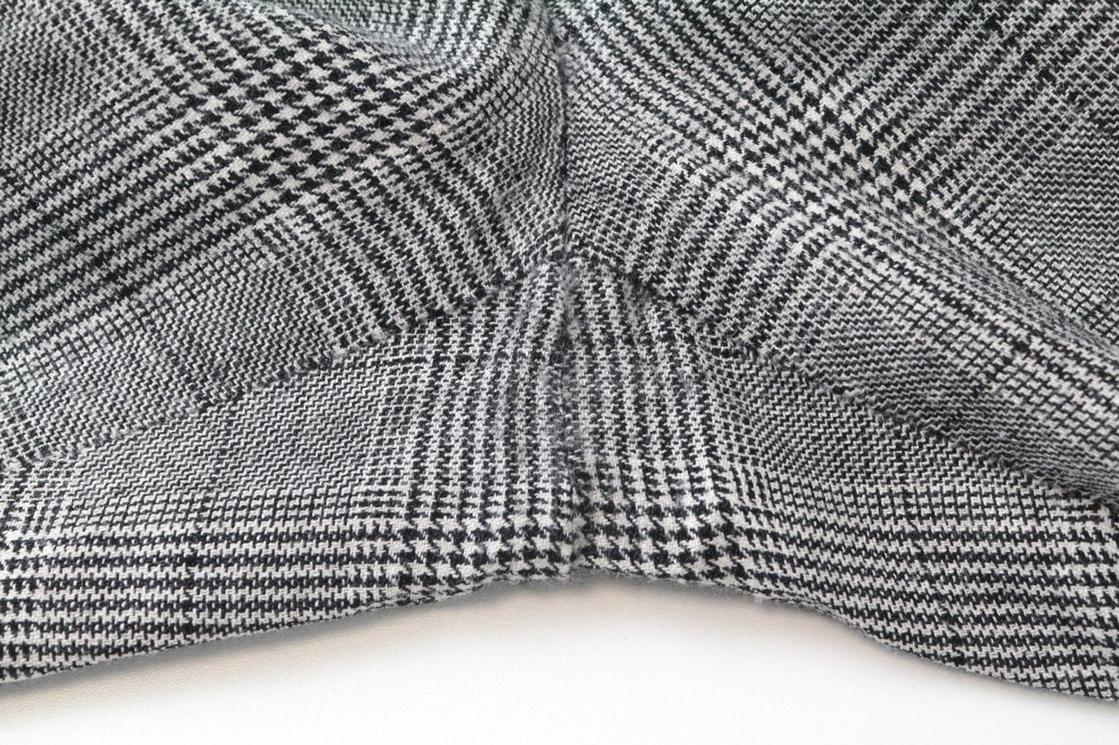 SUISTUDIO moteriškos kelnės su pilkais languotais raštais (UK10S) su plonomis vilnos, šilko ir lino mišinio raštu. 