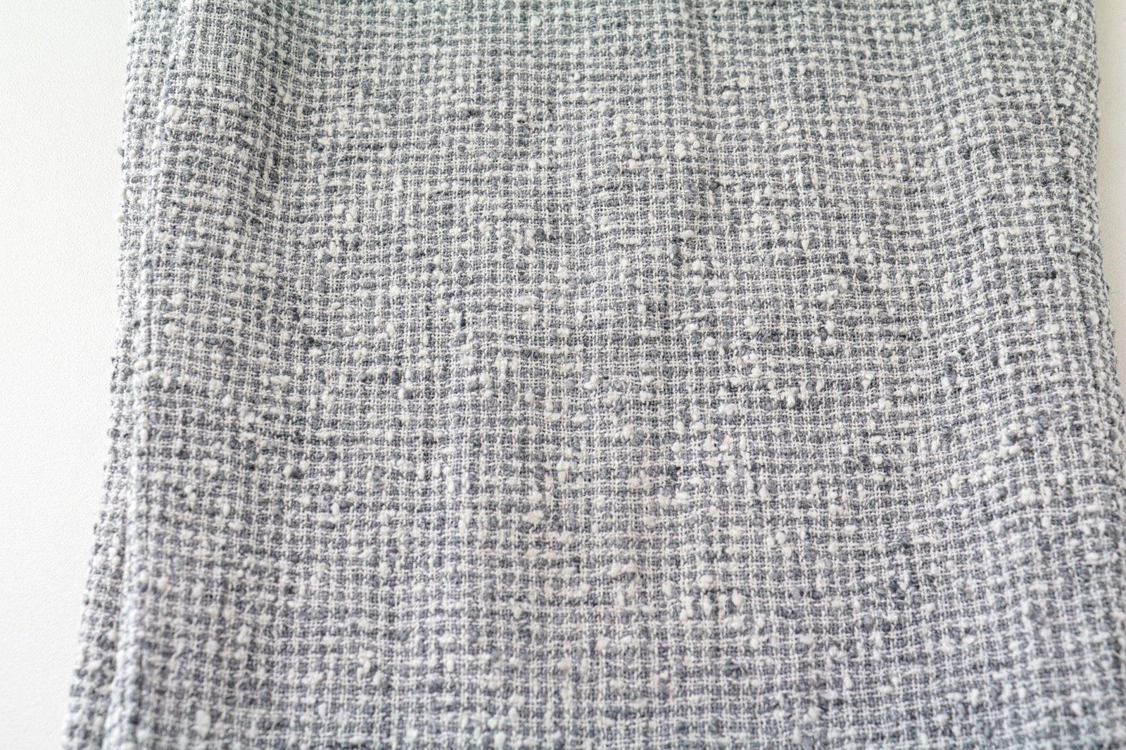 SUISTUDIO moteriškos kelnės su pilkomis, plonomis, UK14S rašto, klasikinio kirpimo lininiu raštu. 