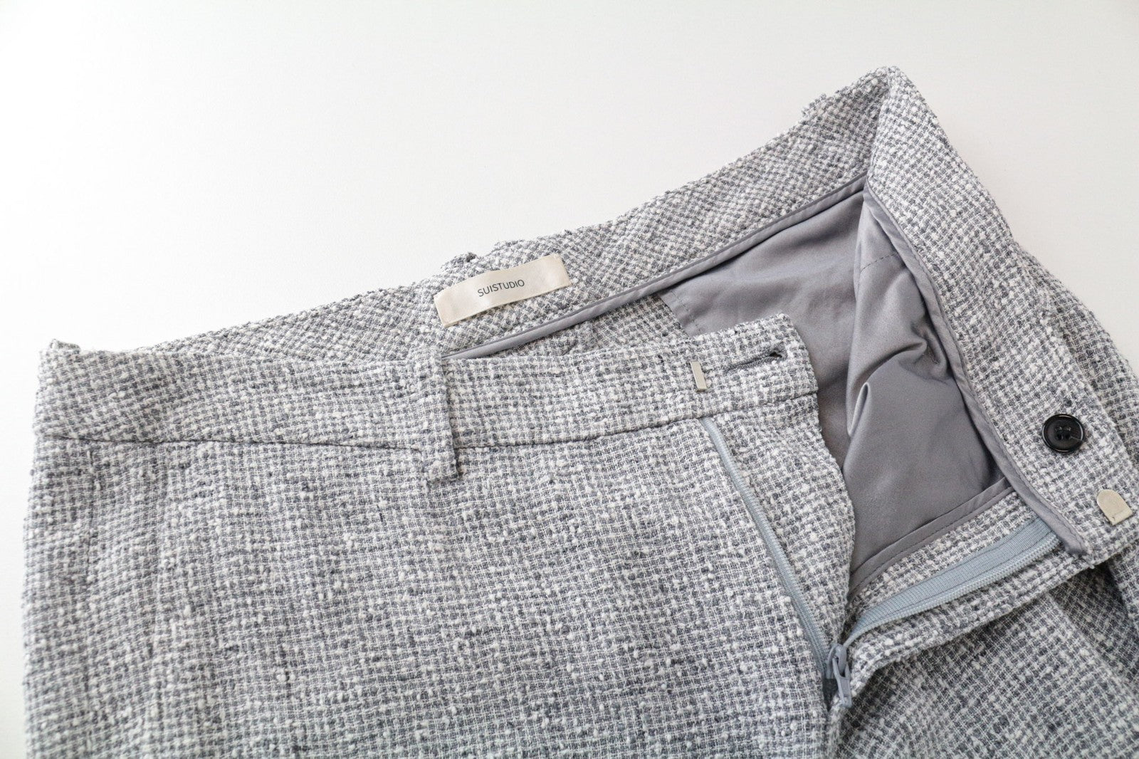 SUISTUDIO moteriškos kelnės su pilkomis, plonomis, UK14S rašto, klasikinio kirpimo lininiu raštu. 