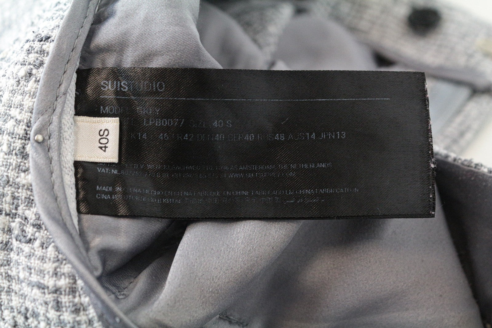 SUISTUDIO moteriškos kelnės su pilkomis, plonomis, UK14S rašto, klasikinio kirpimo lininiu raštu. 