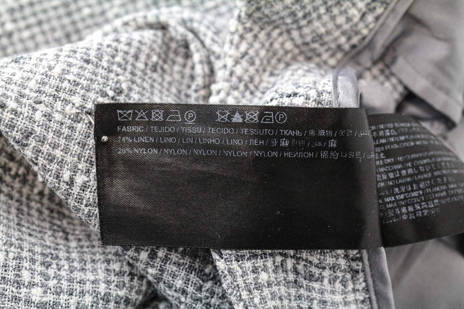 SUISTUDIO moteriškos kelnės su pilkomis, plonomis, UK14S rašto, klasikinio kirpimo lininiu raštu. 