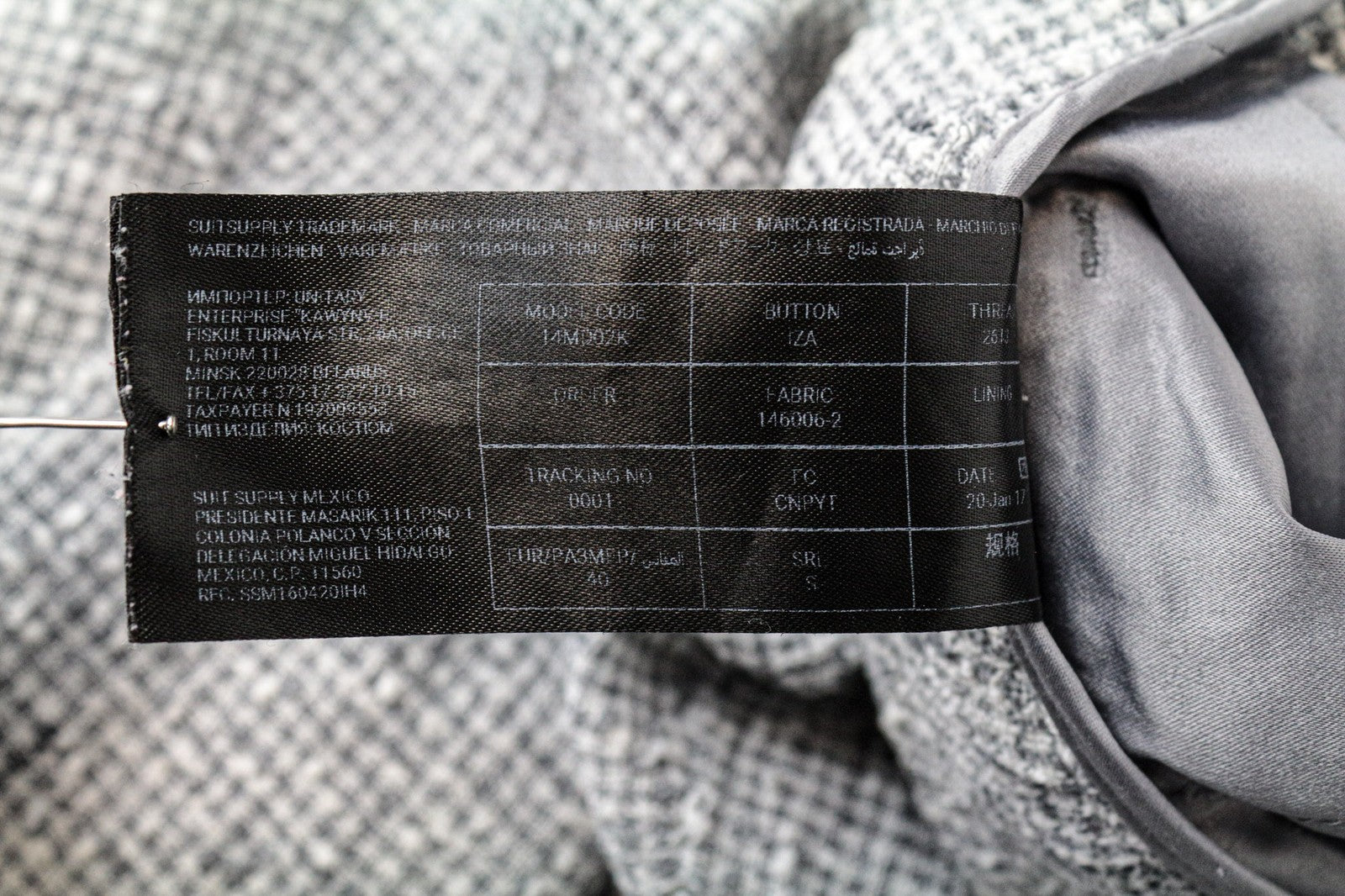 SUISTUDIO moteriškos kelnės su pilkomis, plonomis, UK14S rašto, klasikinio kirpimo lininiu raštu. 